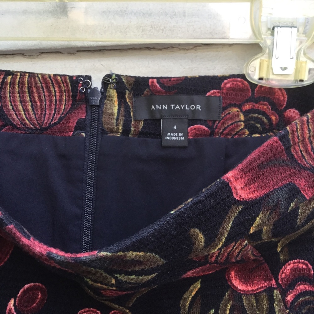 Ann Taylor black floral pencil skirt in fall colors 4 NWOT - Picture 5 of 5